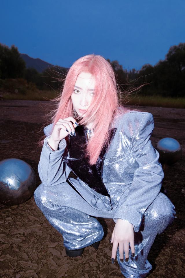 旗袍公馆 孟美岐换新发色，穿银色西装科技感十足，一头红发成焦点