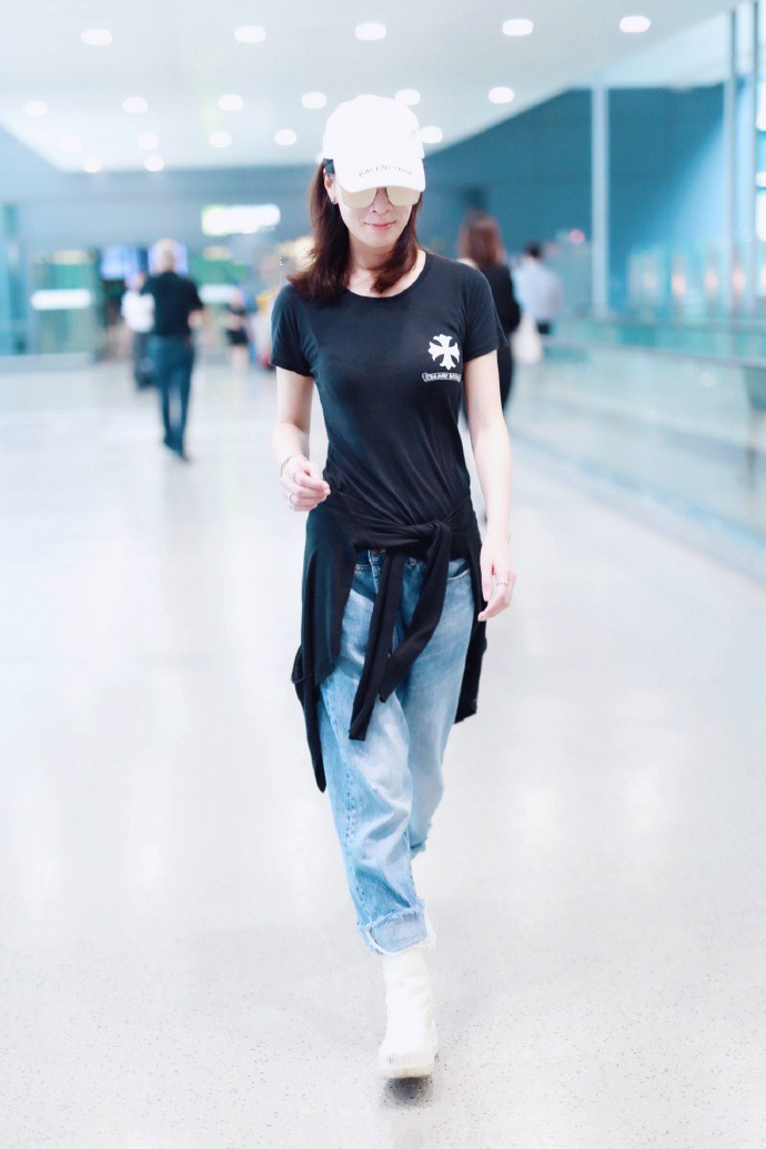 混搭时尚Anna|46岁佘诗曼太瘦了，1500T恤穿成紧身衣，“沙漏型”身材不输超模
