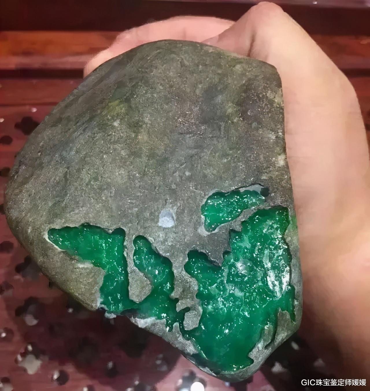 翡翠|天差地别的两块翡翠原石，切开却让人意外，赌石有风险入行需谨慎