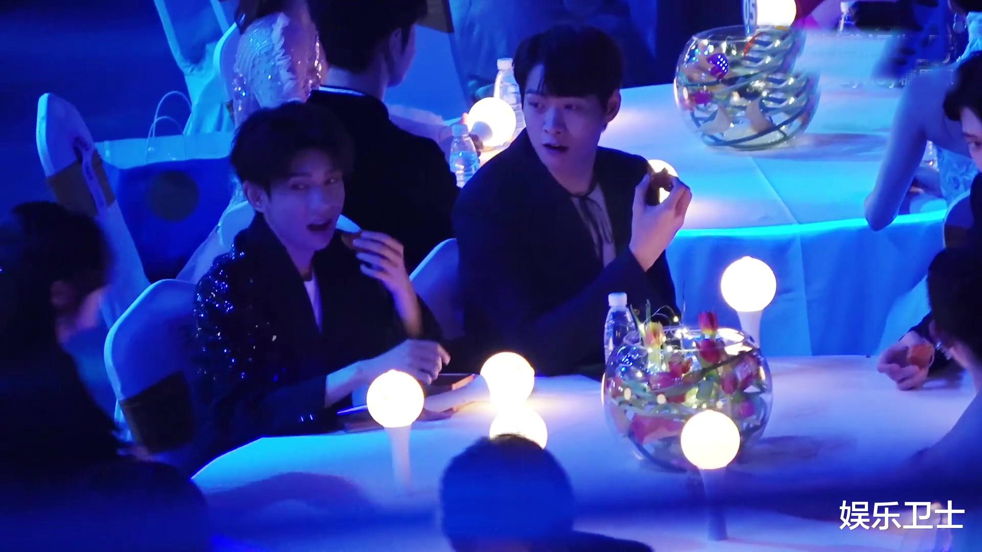 王源|中秋晚会王源台下分月饼，给了范丞丞和林允，却忘记分给关晓彤表情愣住