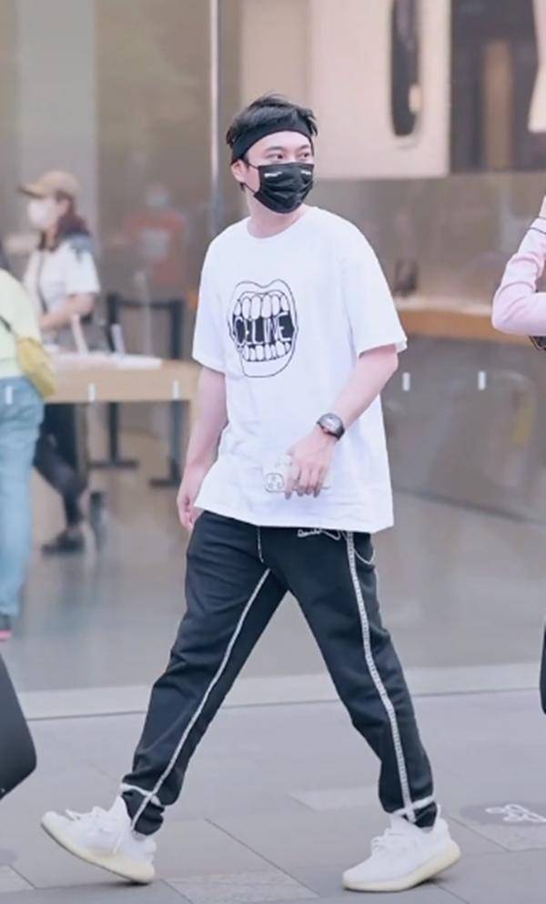 王思聪|王思聪携4嫩妹高调逛街，身边美女又换人，国民老公果然名不虚传