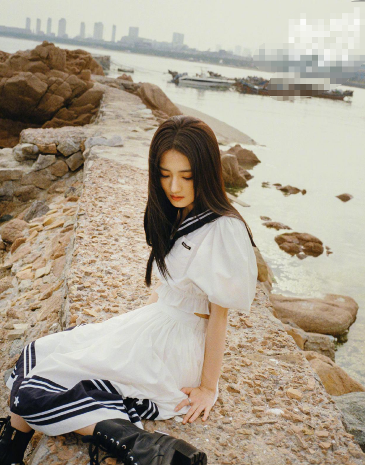 潮流搭配师甜甜|徐璐穿“水手服”清纯可人，怼脸拍颜值依旧抗打，眼神中都是故事