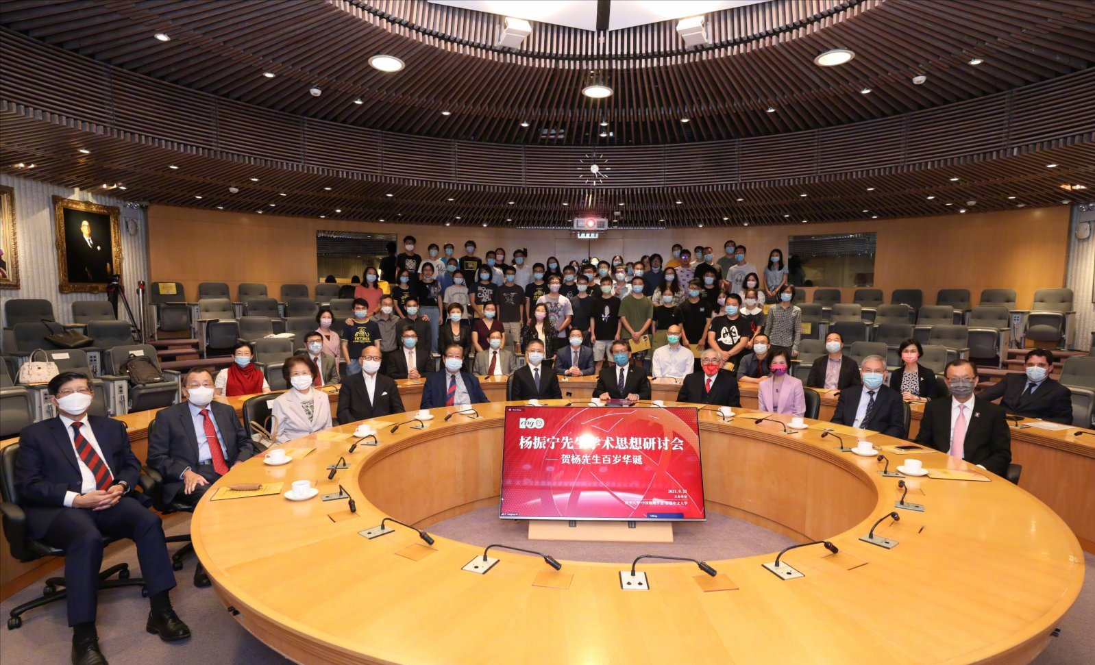 翁帆|杨振宁先生百岁生日现场照公开，与身穿红裙的翁帆十指紧扣切蛋糕