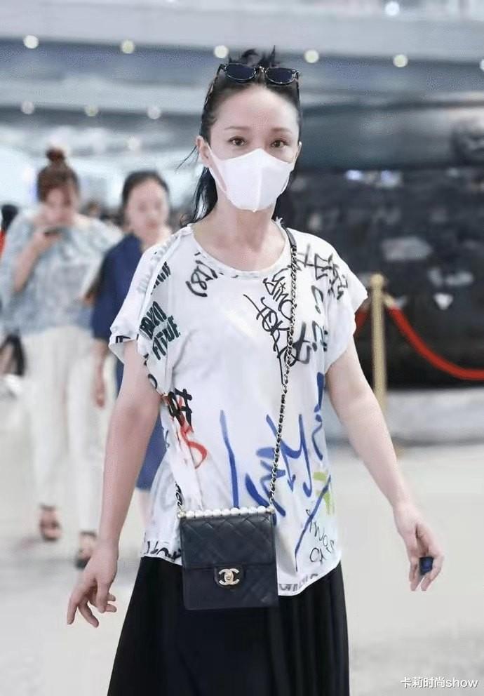 卡莉时尚show|周迅这高级感真让人服气，穿花T恤配个黑裙，46岁依然灵动优雅