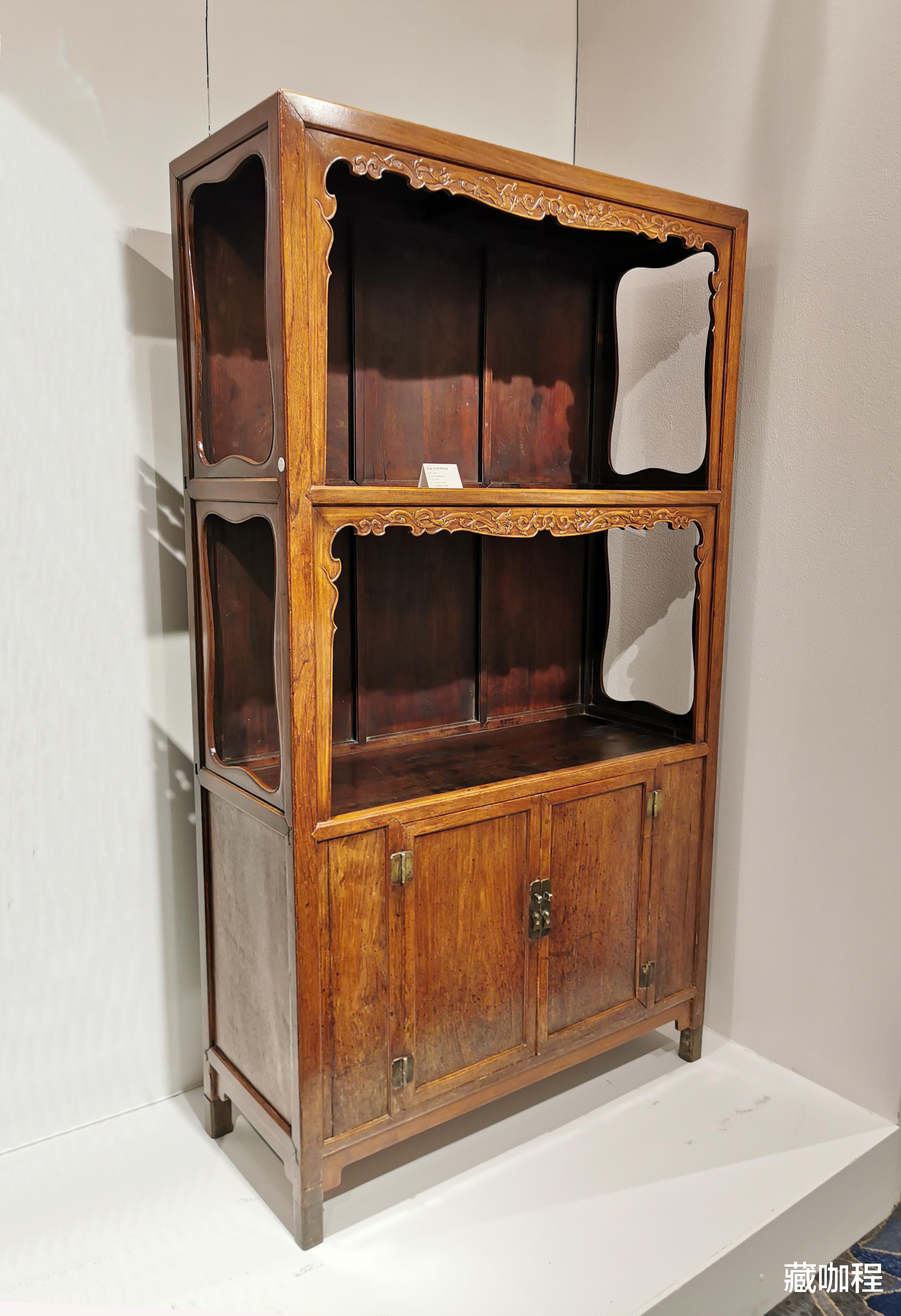 茶具|亮格柜表面有漆，如何判断它是否为黄花梨