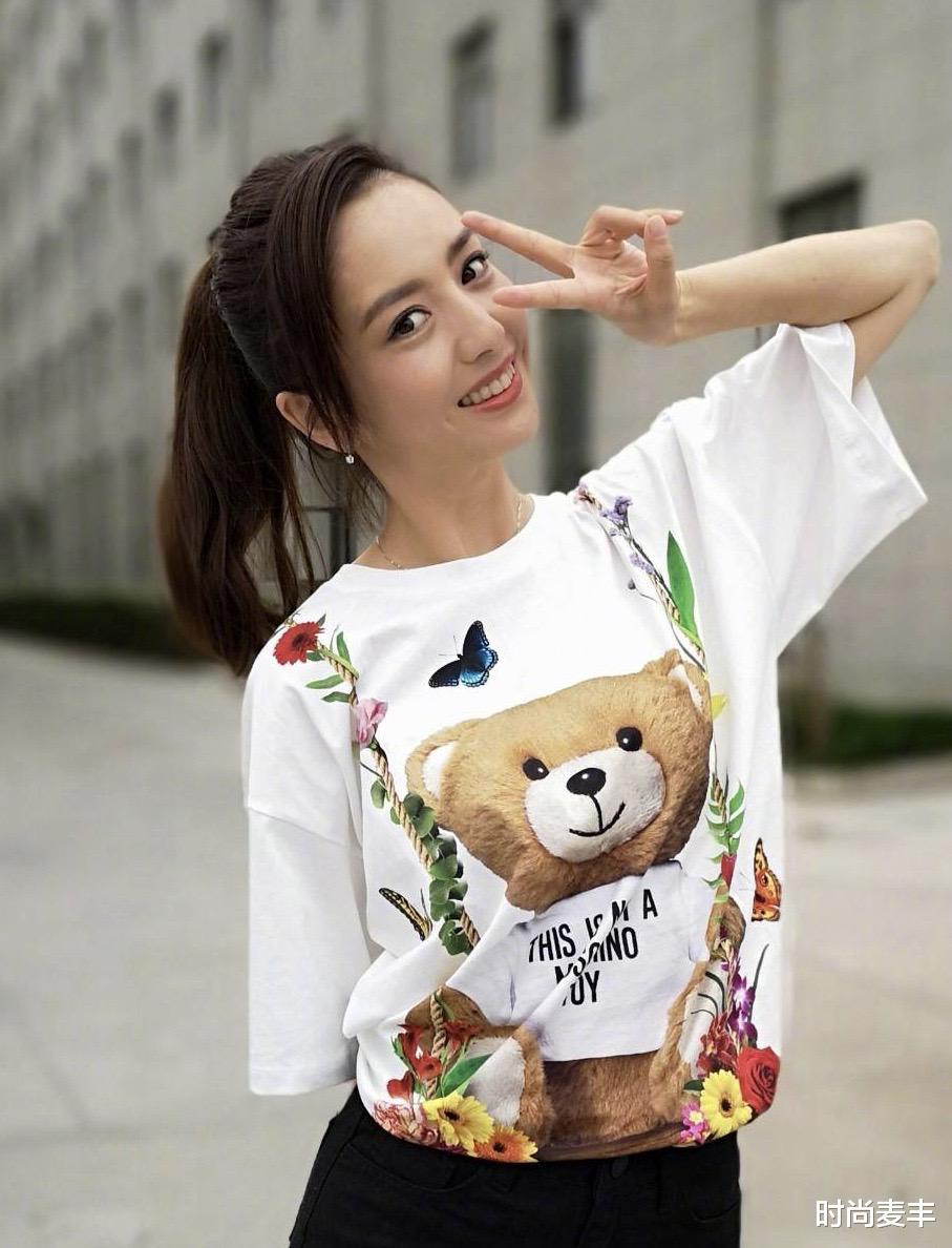 时尚麦丰|佟丽娅《革命者》校园见面会，白色t恤配黑色短裙，就像个大学生