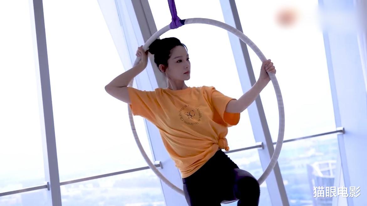 李沁|31岁李沁练空中瑜伽好美！丝带上劈叉身姿婀娜，新剧搭档任嘉伦