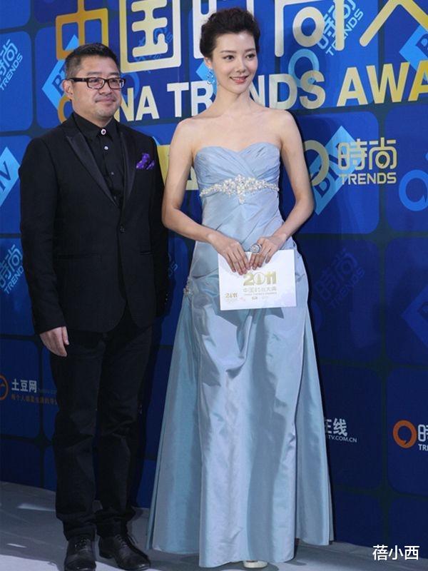 蓓小西|车晓离婚9年后状态回升，穿裸色连衣裙优雅大方，锁骨杀简直绝了