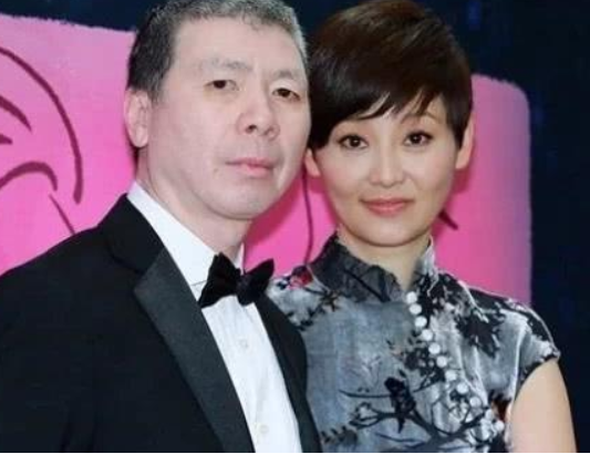 冯小刚|冯小刚病情恶化严重，妻子坦言已经放弃治疗，钱再多也于事无补