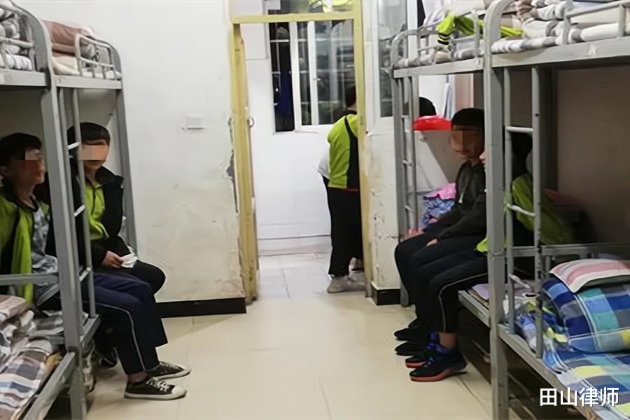 初一女生遭初三男孩性侵,围观十五名男生竟无一人制止,谁之过?