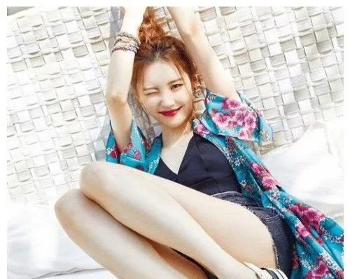 热舞|27岁韩国女星雨中热舞，跳一半脱去罩衫，粉丝大饱眼福