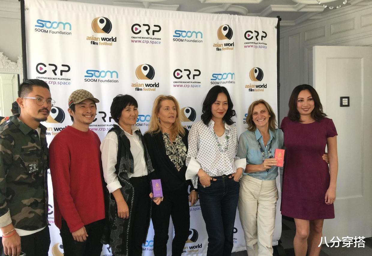 八分穿搭|邬君梅的气质稳赢，穿玫红色连衣裙也不显俗气，意外高级洋气