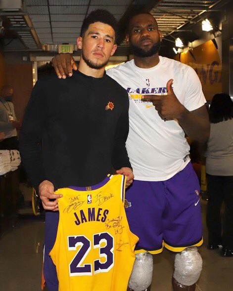 布克|最后时刻暴扣羞辱湖人,布克为何赛后还去更衣室找詹姆斯要球衣?