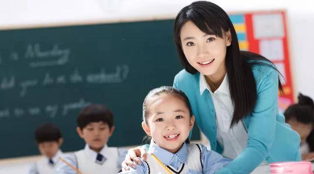 Angelababy|幼师因高颜值走红，身材姣好撞脸杨颖，网友笑称爸爸抢着接孩子