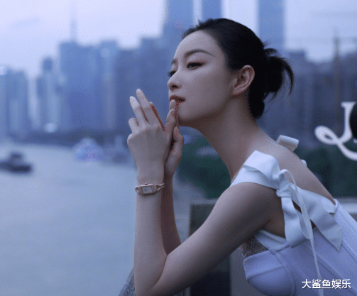 张柏芝|倪妮身穿一袭白色抹胸束腰紧身裙，藏不住的傲人曲线美成焦点