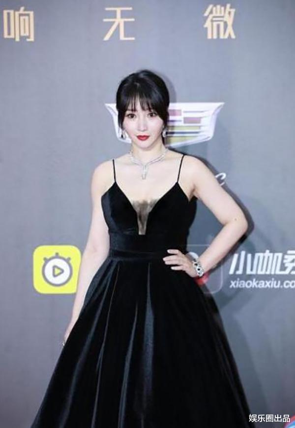 柳岩|柳岩才是真浪姐，穿黑色吊带裙现身，精修图和生图差别不明显