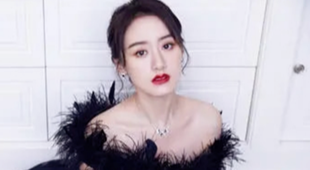 袁冰妍|她被誉为校花女神，系热巴同班姐妹，今28岁清新得宛如初恋女孩