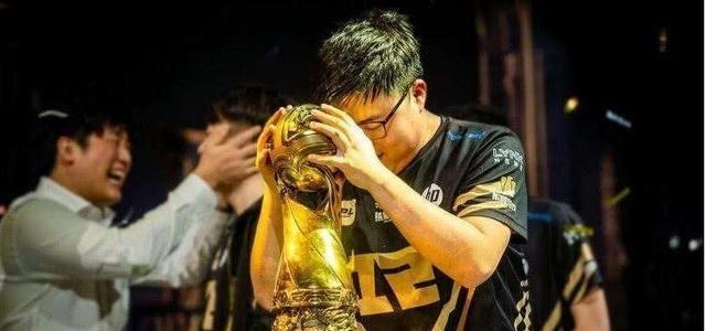 Uzi|LOL：UZI求婚成功！英雄联盟官方留言祝贺，前世界冠军公开求职