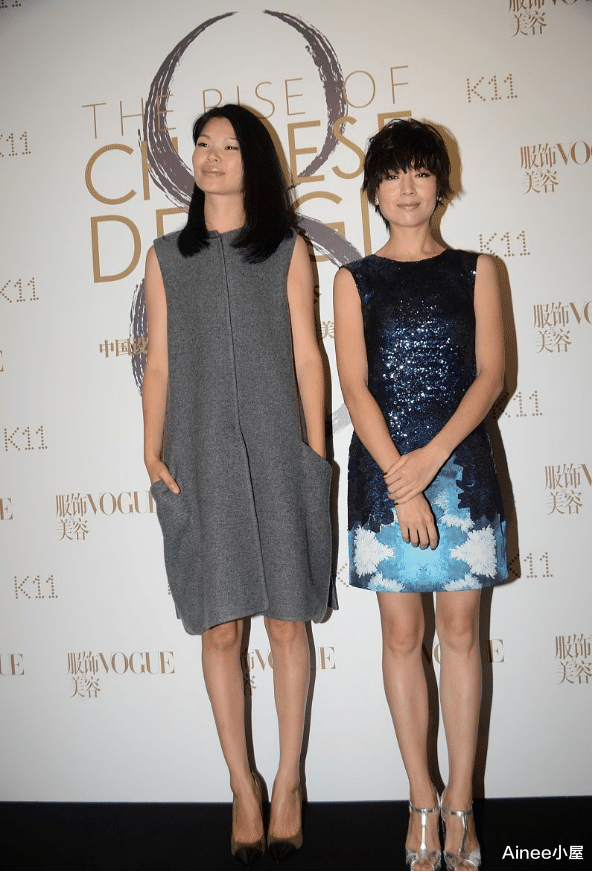 穿衣搭配|董洁短发造型翻车了，穿会反光的亮片连衣裙，一点没有清纯少女感