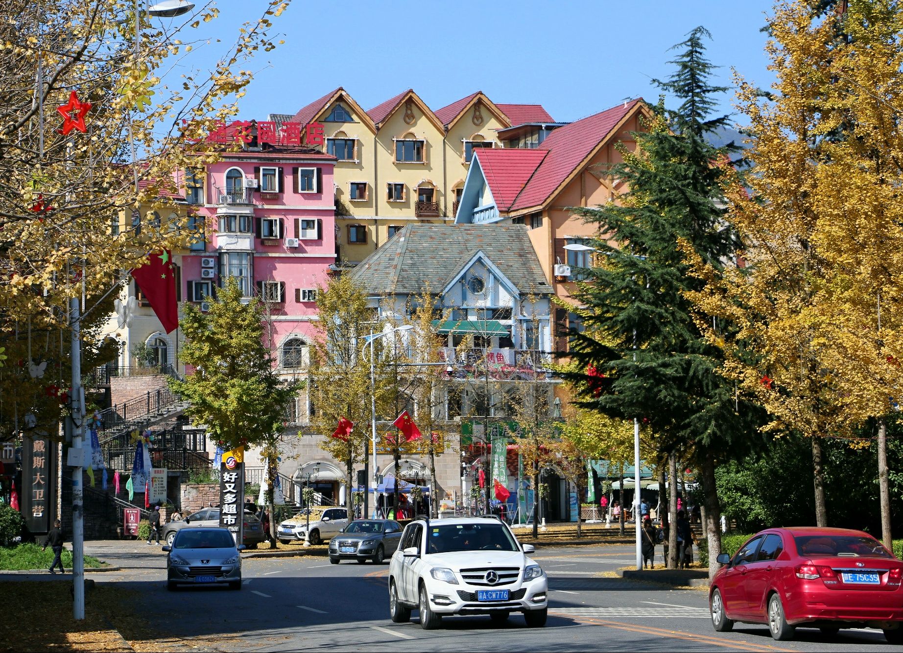 江西 ?重庆最受欢迎的两座小镇，山间遍布别墅民宿，还十分火爆