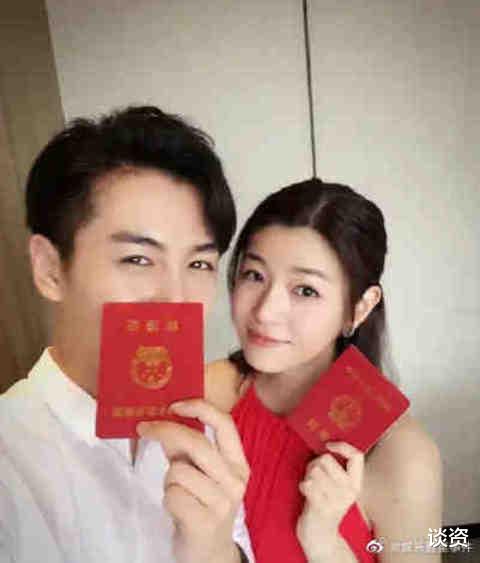 陈妍希|陈妍希带4岁儿子逛书店，小星星穿赛车服好可爱，身高已到妈妈腰部