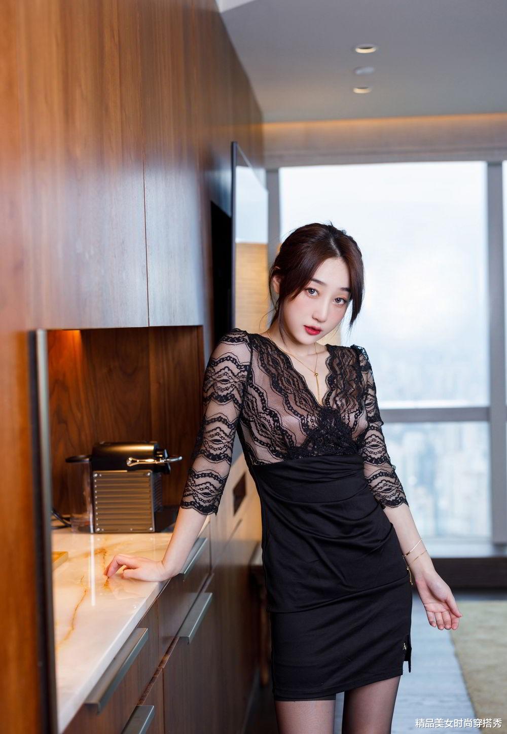 穿衣搭配|黑色蕾丝拼接连衣裙性感迷人，搭配一双黑色的高跟鞋更是优雅动人