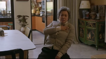 肖战|66岁刘晓庆现身公园！紧身衣勒出一圈肚腩肉，妆容夸张被嘲辣眼睛