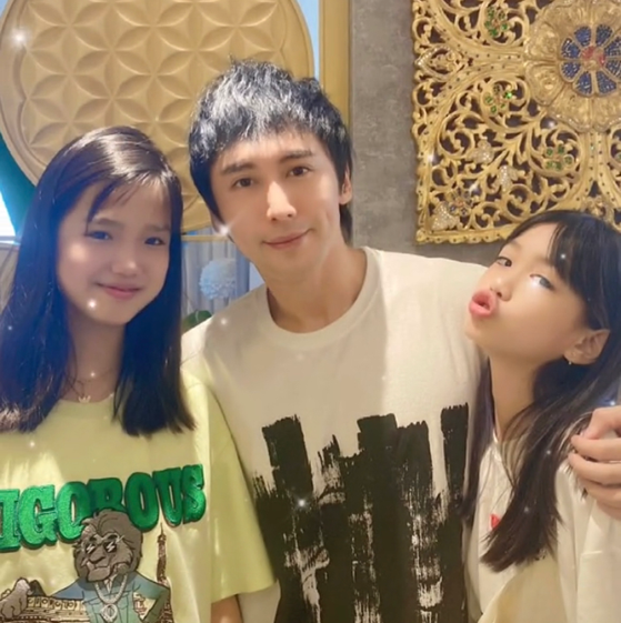 孙一宁|好温馨！张伦硕父亲节晒出女儿们亲密照，网友：钟丽缇再生一个吧