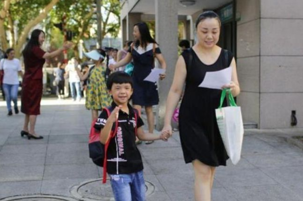 幼儿园|教育局下发通知，幼儿园放学时间有新规，双职家庭接娃问题解决了