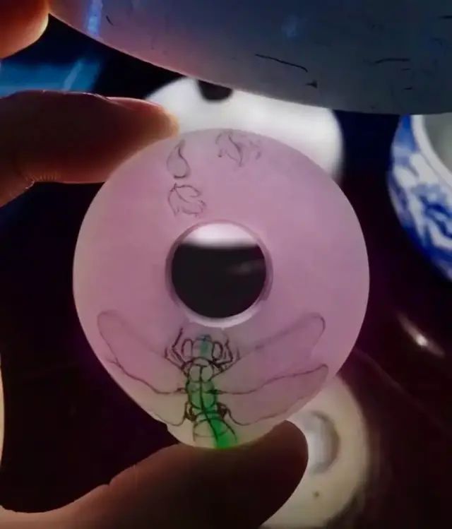雕刻|春带彩翡翠手镯芯,雕刻出充满生命力的蜻蜓牌子,太美了!