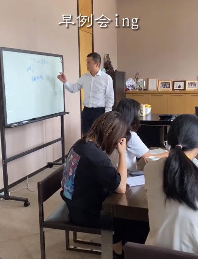 李亚鹏|李亚鹏公司内景太奢华!开会员工围一圈派头足,美女助理身材高挑