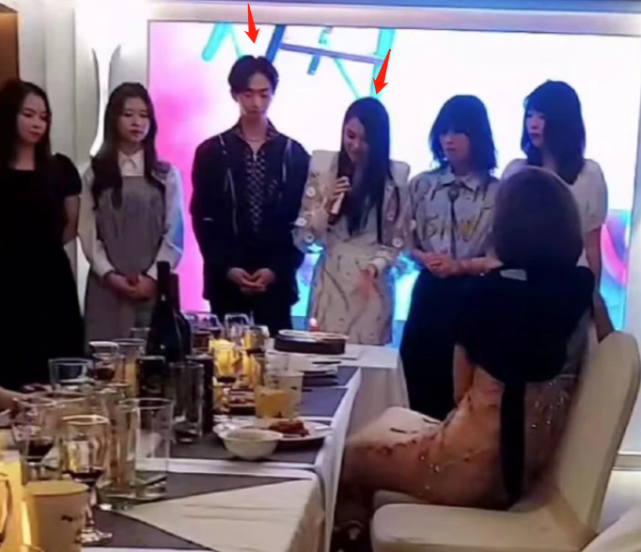 歪骆驼|伊能静与儿子同框拍广告，哈利总算不穿女装了，衬衣配牛仔简直不要太帅