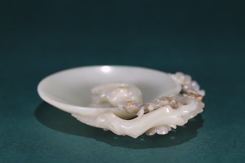 |清 和田玉童子献寿梅纹盘