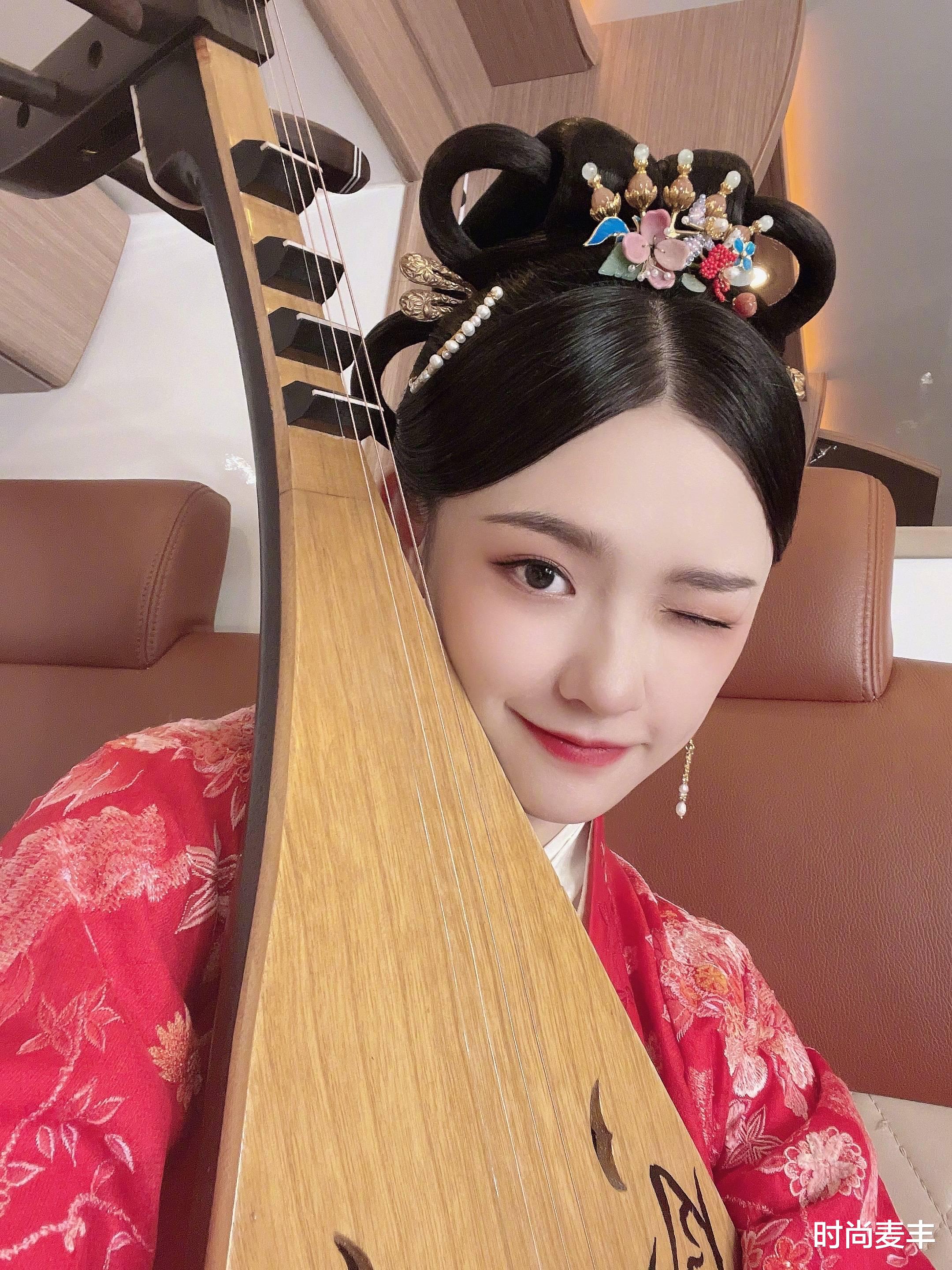 时尚麦丰|林允尝试古装造型，粉色古装配长发抱着琵琶，仙气十足