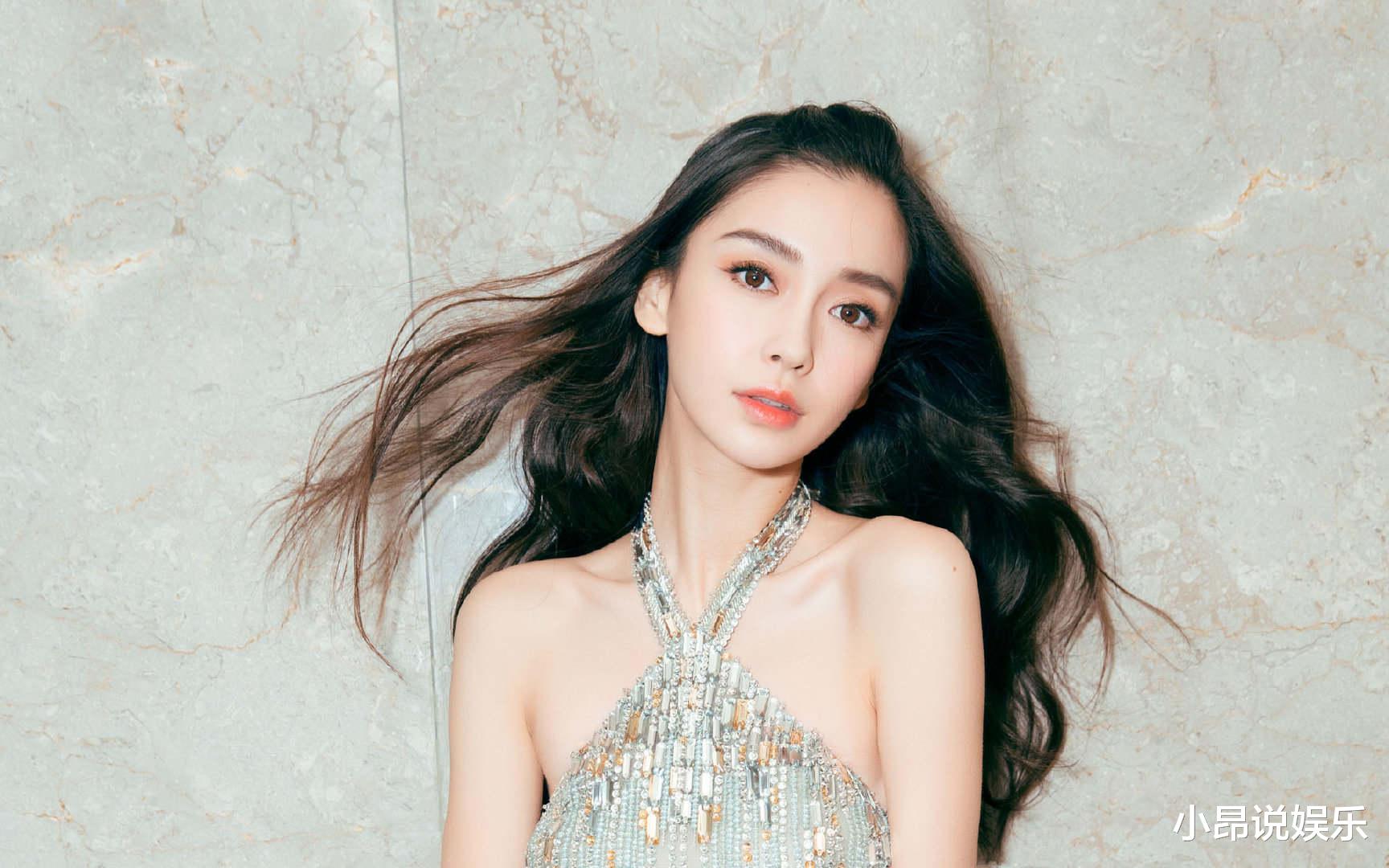 Angelababy|杨颖出门带娃被偶遇，被指身材太薄显干瘪，目光追随儿子好温馨