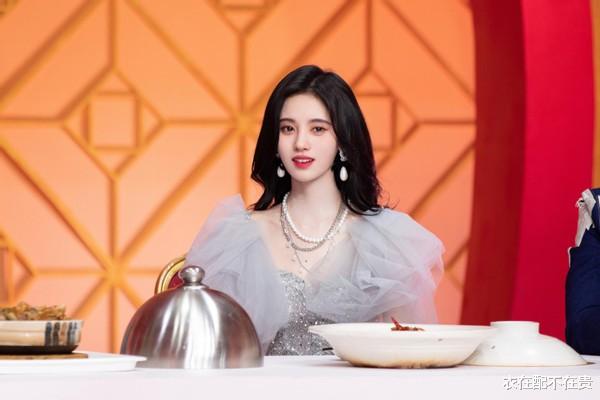 鞠婧祎|都说春晚是“最强照妖镜”，鞠婧祎长裙高清照被截图，颜值太真实