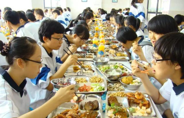 学校食堂馒头长毛?5名家长讨要说法反惹“麻烦”,你怎么看?