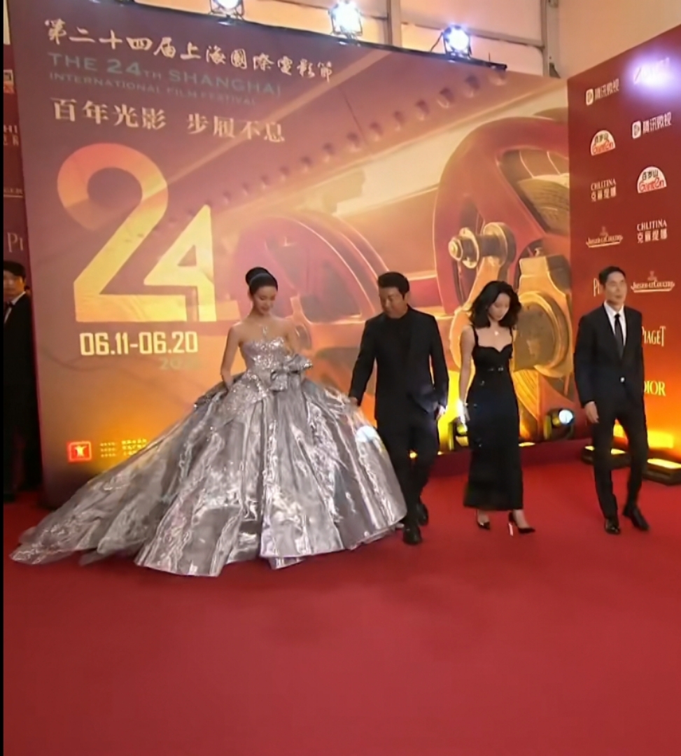 郑秀文|金爵奖红毯：周冬雨深V到肚脐，陈都灵华服亮相却惹一身尴尬