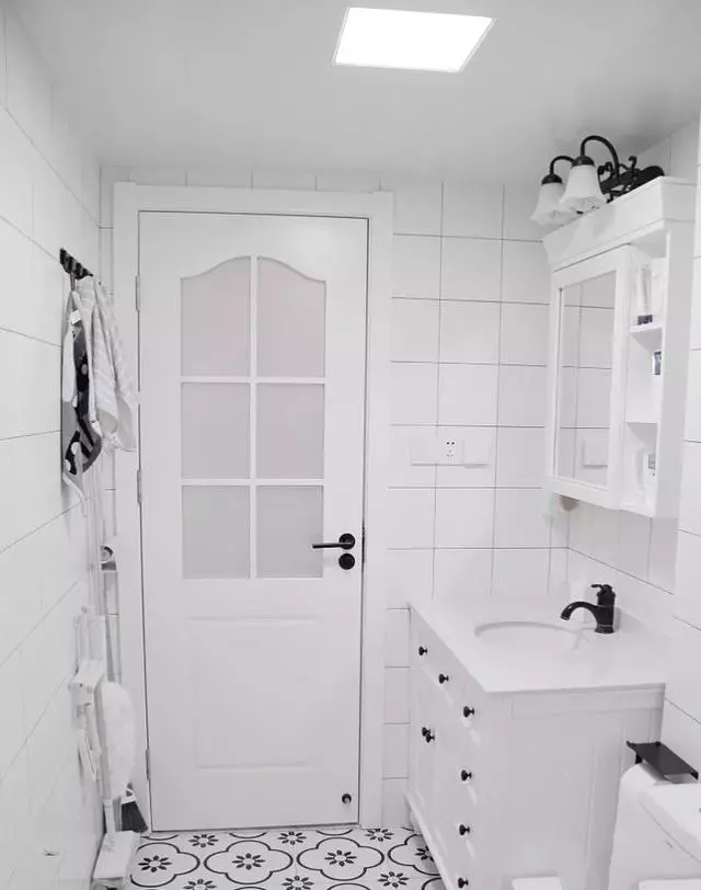 全屋大白墙,造型、吊顶也很少,一进屋却把我迷住