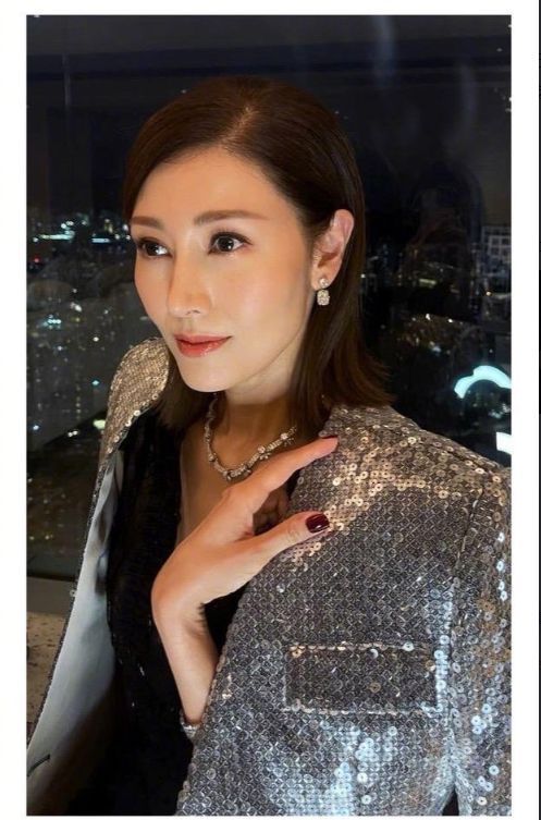 李嘉欣|李嘉欣晒罕见美照？戴名贵珠宝显富态，与许晋亨同框对比明显