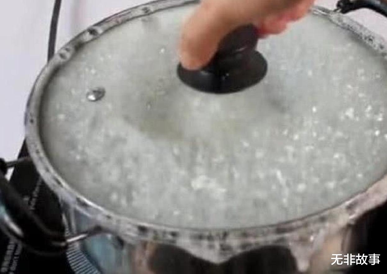 无非故事 孙大爷正打着麻将忽然想起一件事,招呼也不打就走了