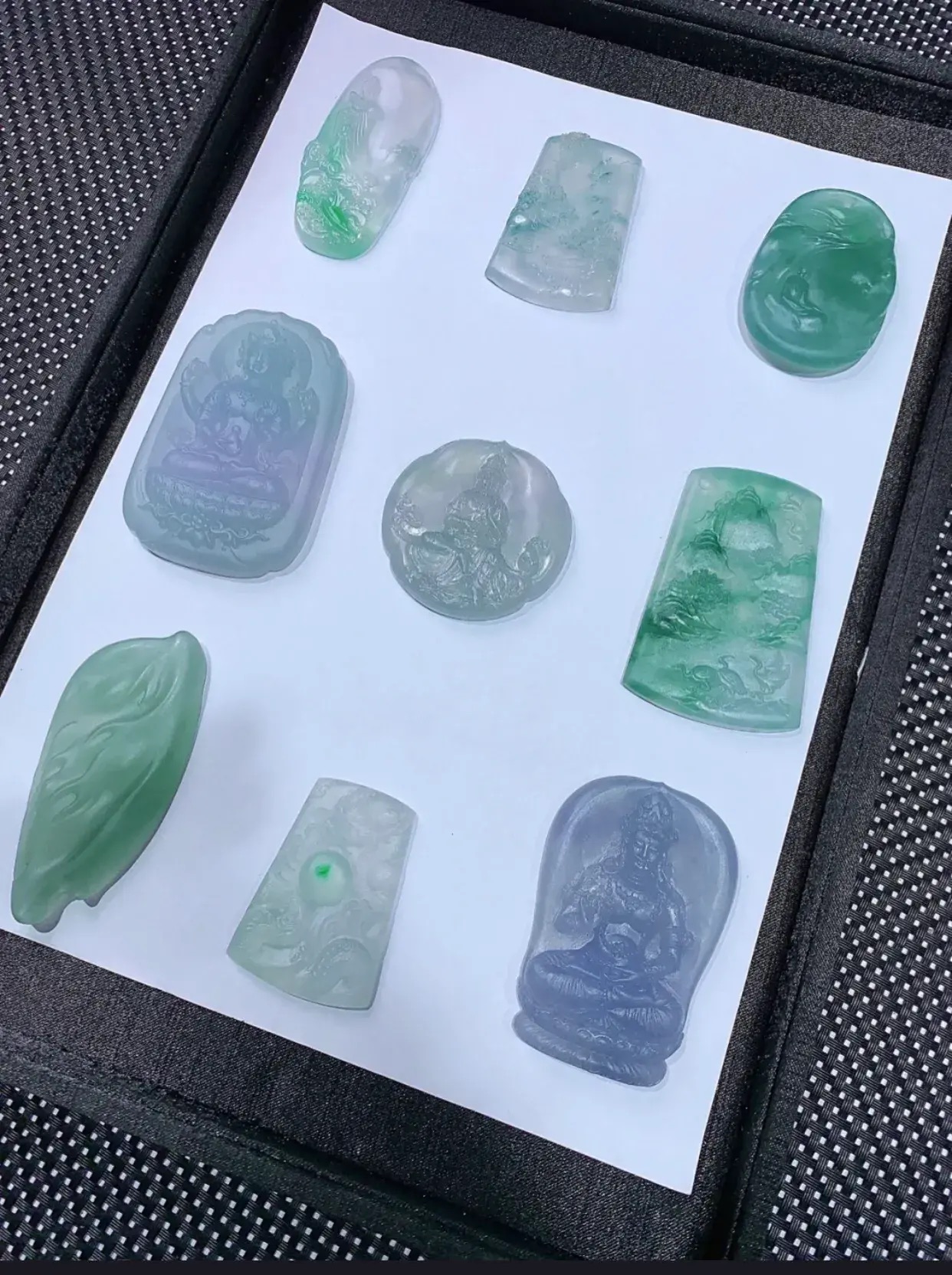 翡翠|种水好的翡翠吊坠越戴越有味翡翠吊坠的款式有很多每一件都是独一无二的，美出自己的特色