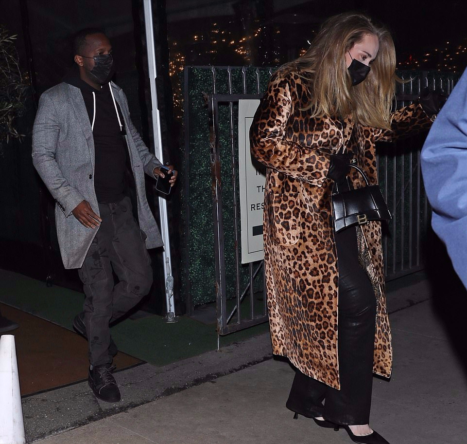 阿黛尔|阿黛尔和黑人男友甜蜜出街！她穿豹纹大衣女王范儿，瘦90斤太厉害