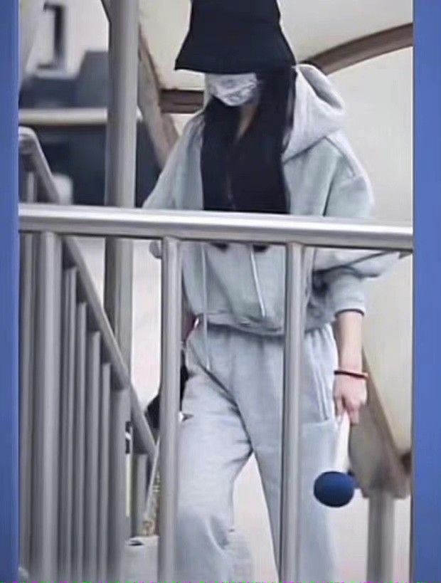 赵丽颖|赵丽颖离婚后落寞现身，和助理走机场忙工作，不要爱情要做女强人