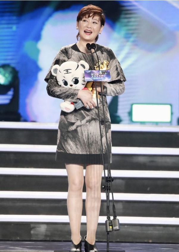 潮流新风 徐帆老了风韵犹在!穿水墨裙气质出众,眼纹双下巴难挡骨子里的美