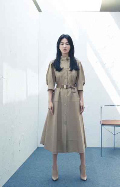 何有强|宋慧乔才是“女神圈”yyds，穿打底衫配白色短裤，长腿细腰绝了！