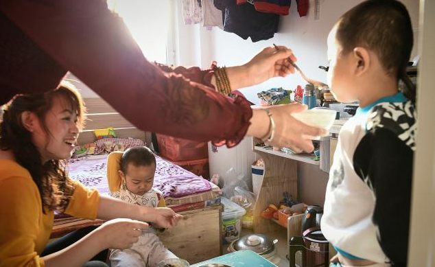 福林妈咪|如何阻止老人给孩子喂饭?别说自主进食好处有多少,没有用