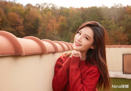 李沁|李沁用力过猛！穿大衣内长外短赶飞机，粗线围巾蟒蛇式缠绕太夸张