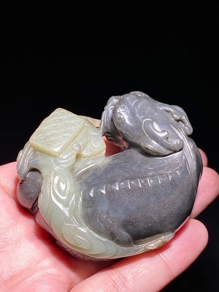 和田玉籽料|清乾隆 和田玉籽料 黑白玉巧作 麒麟送书 摆件 把件 纸镇