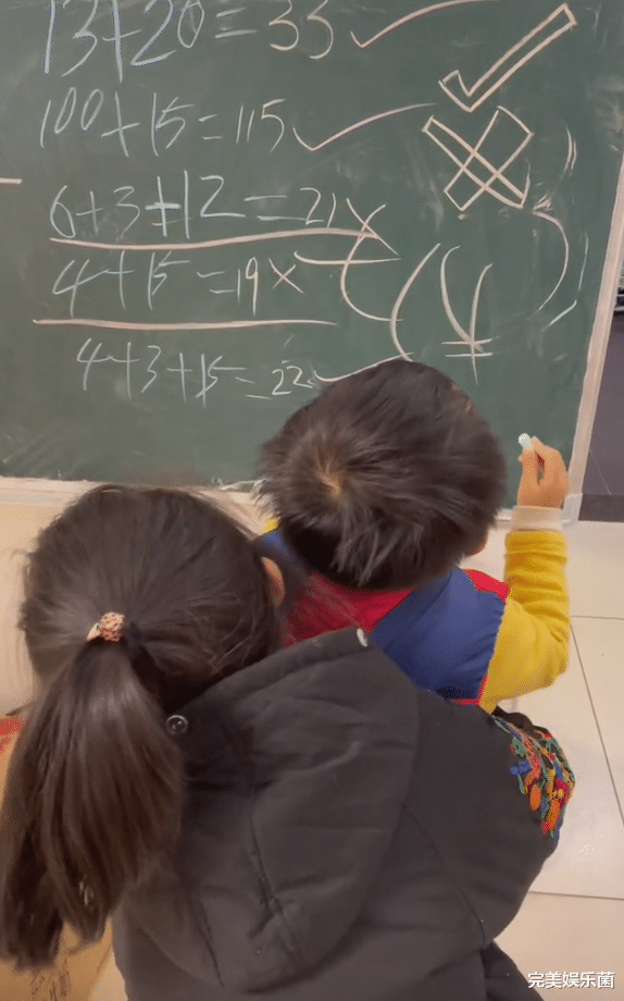 跨过鸭绿江|田静晒姐弟情深视频，悦悦被嘲发际线堪忧，奇奇个子矮随田静？